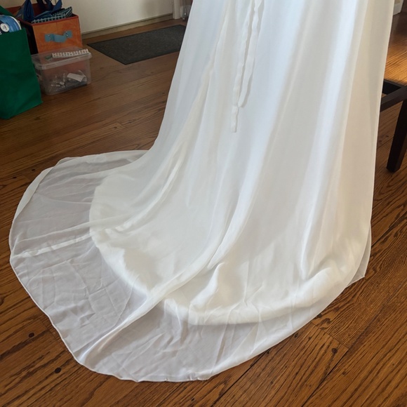 White gown with bead detail and small train - Picture 6 of 14